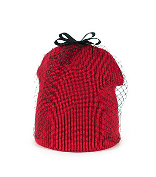 Червена шапка с черна мрежа снимка