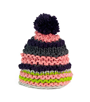 Дамска зимна многоцветна шапка снимка