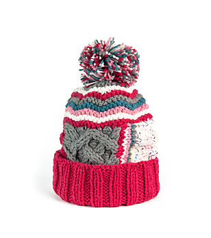 Плетена зимна многоцветна шапка снимка