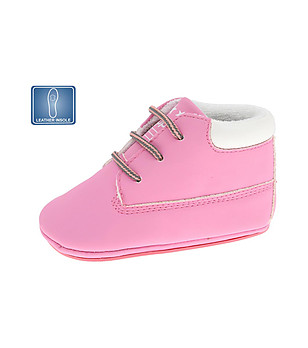 Розови бебешки обувки снимка