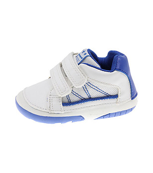 Бебешки обувки в бяло и синьо снимка