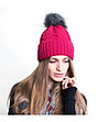 Дамска шапка в цвят малина с контрастен помпон -0 снимка