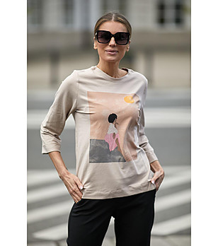 Бежова памучна дамска блуза с щампа снимка