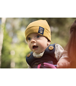 Бебешка памучна шапка в цвят горчица Wild animals снимка