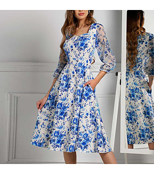 Бяла рокля с флорален принт в синьо снимка