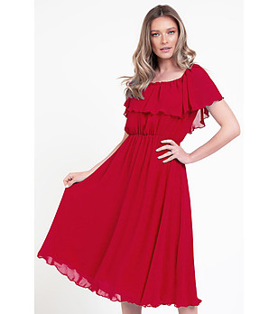 Ефирна червена рокля снимка