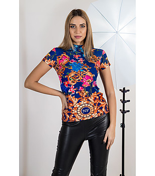 Многоцветна блуза с дизайнерски принт снимка