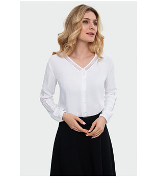 Бяла дамска риза с ажурени кантове снимка