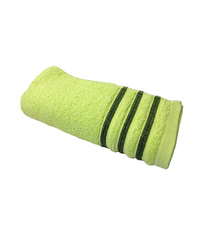 Светлозелена памучна хавлия с тъмнозелени кантове 30х50 см снимка