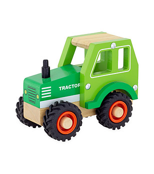 Зелен малък дървен трактор снимка