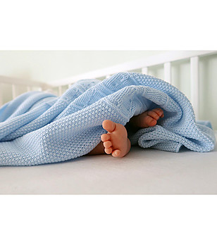 Бебешко одеяло в бледосин нюанс снимка