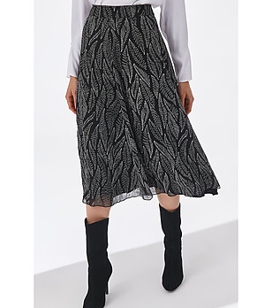 Черна пола с контрастни бродерии Wofa снимка