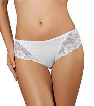 Бели бикини с дантелени странични части снимка