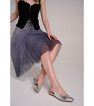 Ниски сребристи дамски обувки с отворена пета от естетвена кожа снимка