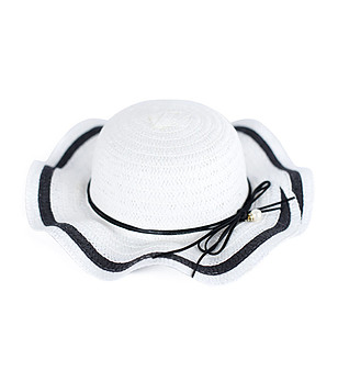 Бяла детска шапка с черни кантове снимка