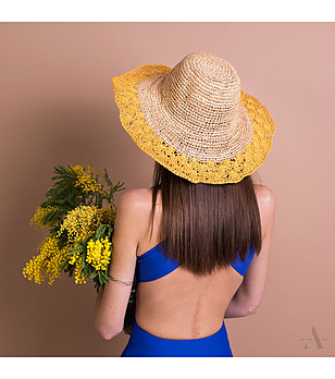 Бежова дамска шапка с периферия с кант в цвят горчица Ambra снимка
