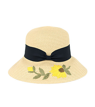 Дамска светлобежова шапка с жълто цвете Delma снимка