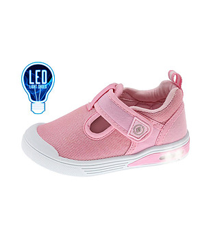 Бебешки светлорозови обувки със светеща подметка снимка