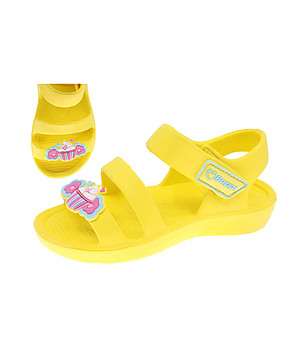 Жълти детски сандали с апликация снимка