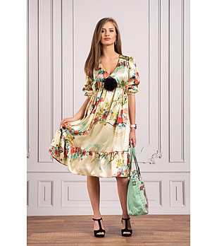Многоцветна рокля с флорален принт снимка