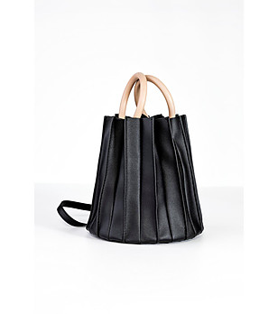 Черна дамска чанта с ефектен дизайн Daniela снимка