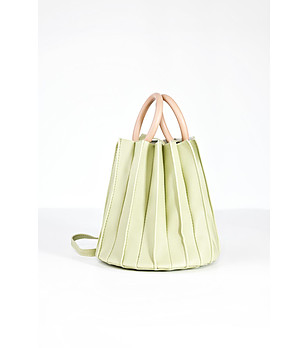 Светлозелена дамска чанта с ефектен дизайн Daniela снимка