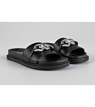 Черни дамски чехли със сребриста верижка Thea снимка