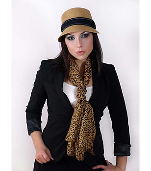Кафяв дамски шал с леопардов принт снимка