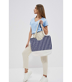 Дамска плажна чанта в тъмносиньо и бяло снимка