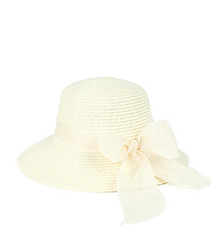 Бяла дамска шапка с панделка Werona снимка