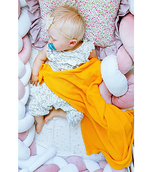 Жълто бебешко одеяло от фино плетиво снимка