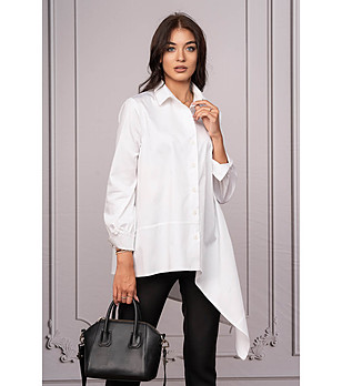 Асиметрична бяла риза разкроена в долната част снимка