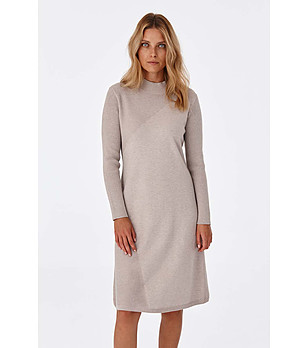 Светлобежова есенно-зимна рокля Orlena снимка