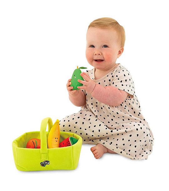 Бебешка кошница с плодове снимка