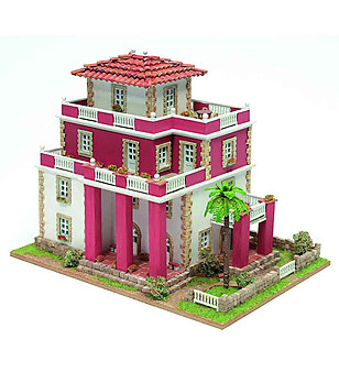 Триетажна къща макет за изграждане с розови елементи снимка