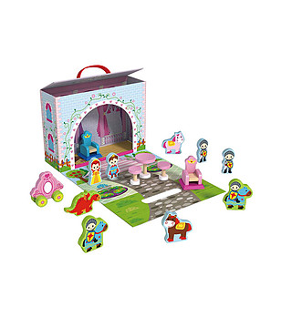 Приказен замък с дървени фигури в куфар снимка