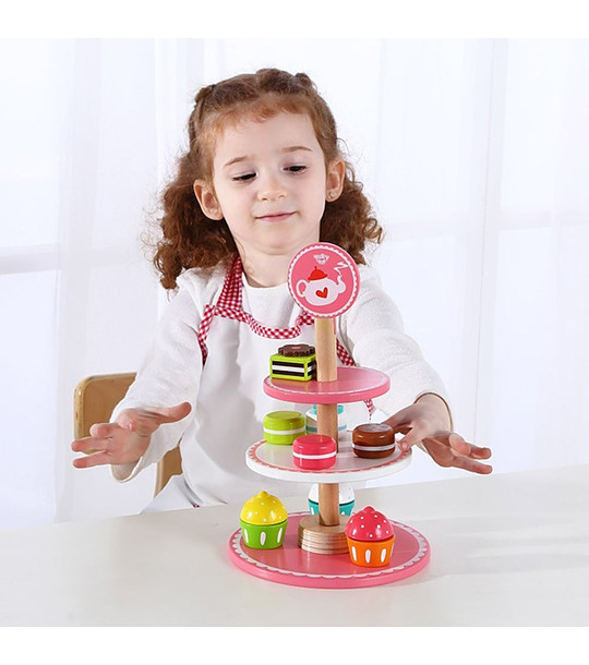 Дървени кексчета и десерти на поднос снимка