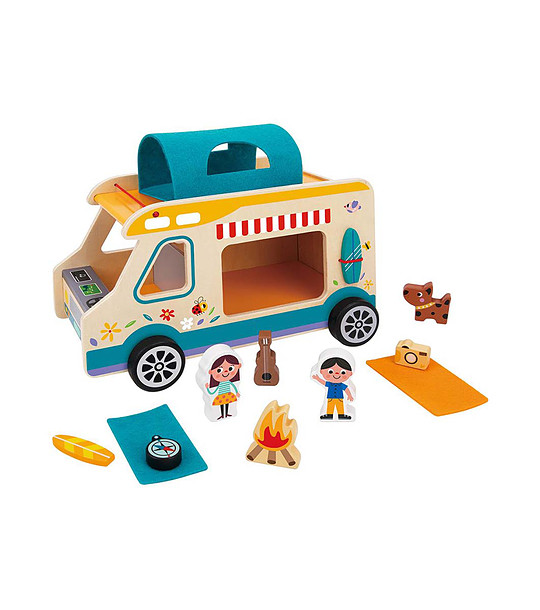 Дървен кемпер с фигури и аксесоари снимка