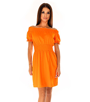 Оранжева рокля с голи рамене снимка
