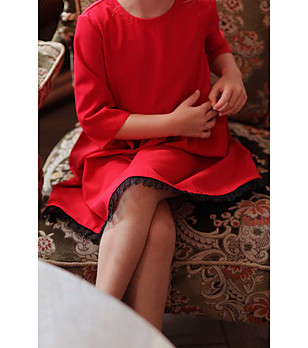 Рокля в червено с черни къдрички Anika снимка