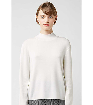 Дамски пуловер в цвят екрю с висока яка снимка