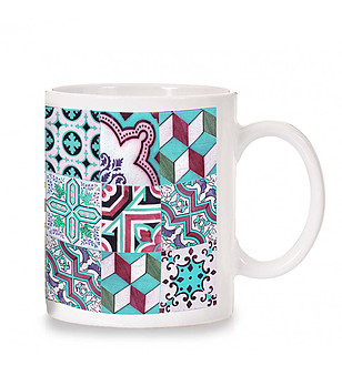 Керамична многоцветна чаша с фигурален принт снимка