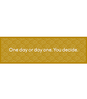 Постелка в екрю с надпис 180х52 см снимка