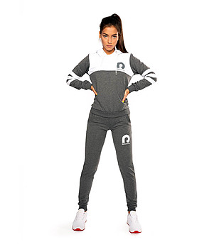 Спортен екип в тъмносиво и бяло снимка