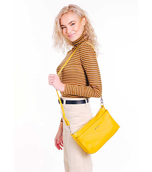Жълта дамска кожена чанта за рамо Federica снимка