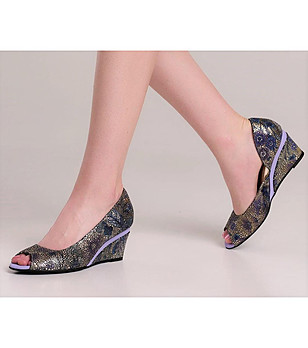 Дамски обувки в златисто и лилаво на платформа Alvara снимка