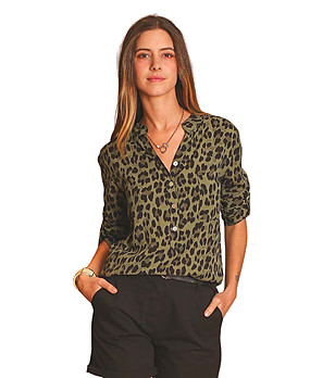 Дамска блуза в цвят каки с леопардов принт снимка