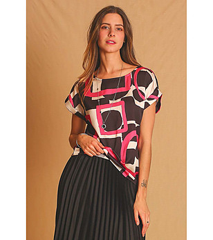 Дамска блуза с принт в екрю, черно и розово снимка