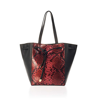Черна дамска кожена чанта с панел със змийски шарки в бордо Lenia снимка