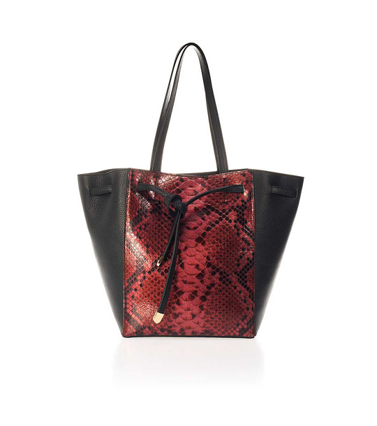 Черна дамска кожена чанта с панел със змийски шарки в бордо Lenia снимка